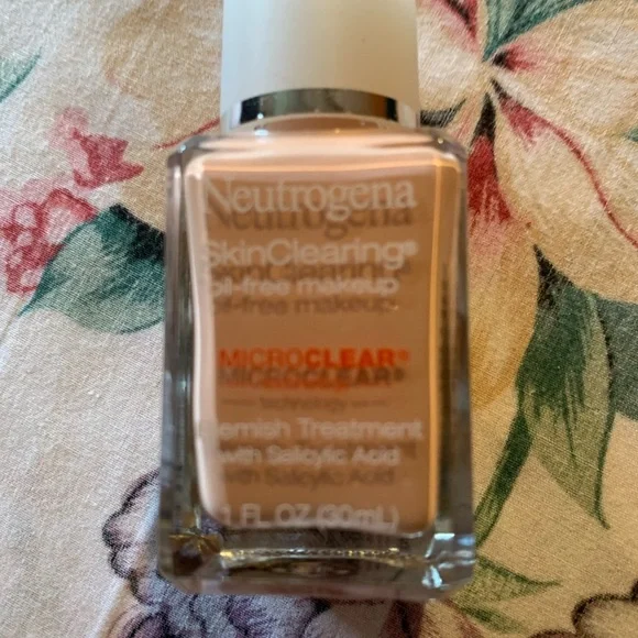 Neutrogena SkinClearing Oil-Free Makeup Size 1FL OZ - Picture 2 of 6